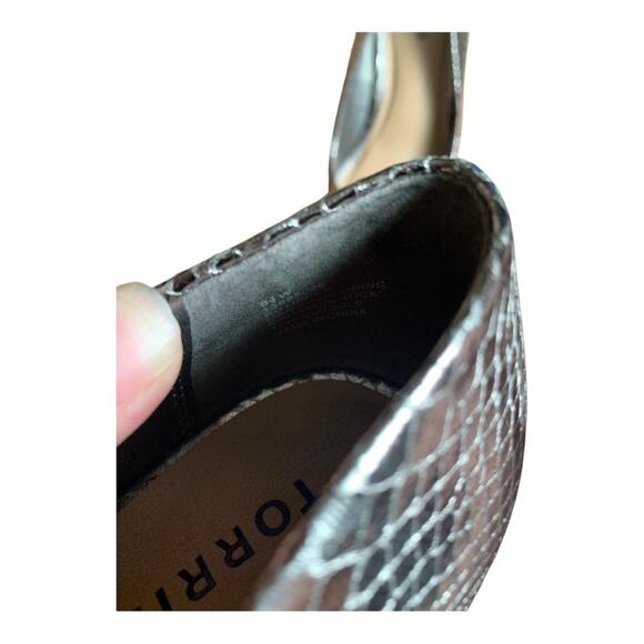 Torrid size 8.5 pewter silver pointed toe pumps silver heels snakeskin texture - Picture 5 of 12